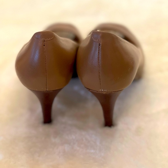 NINE WEST tan peep toe 3.5” pump - Picture 2 of 6